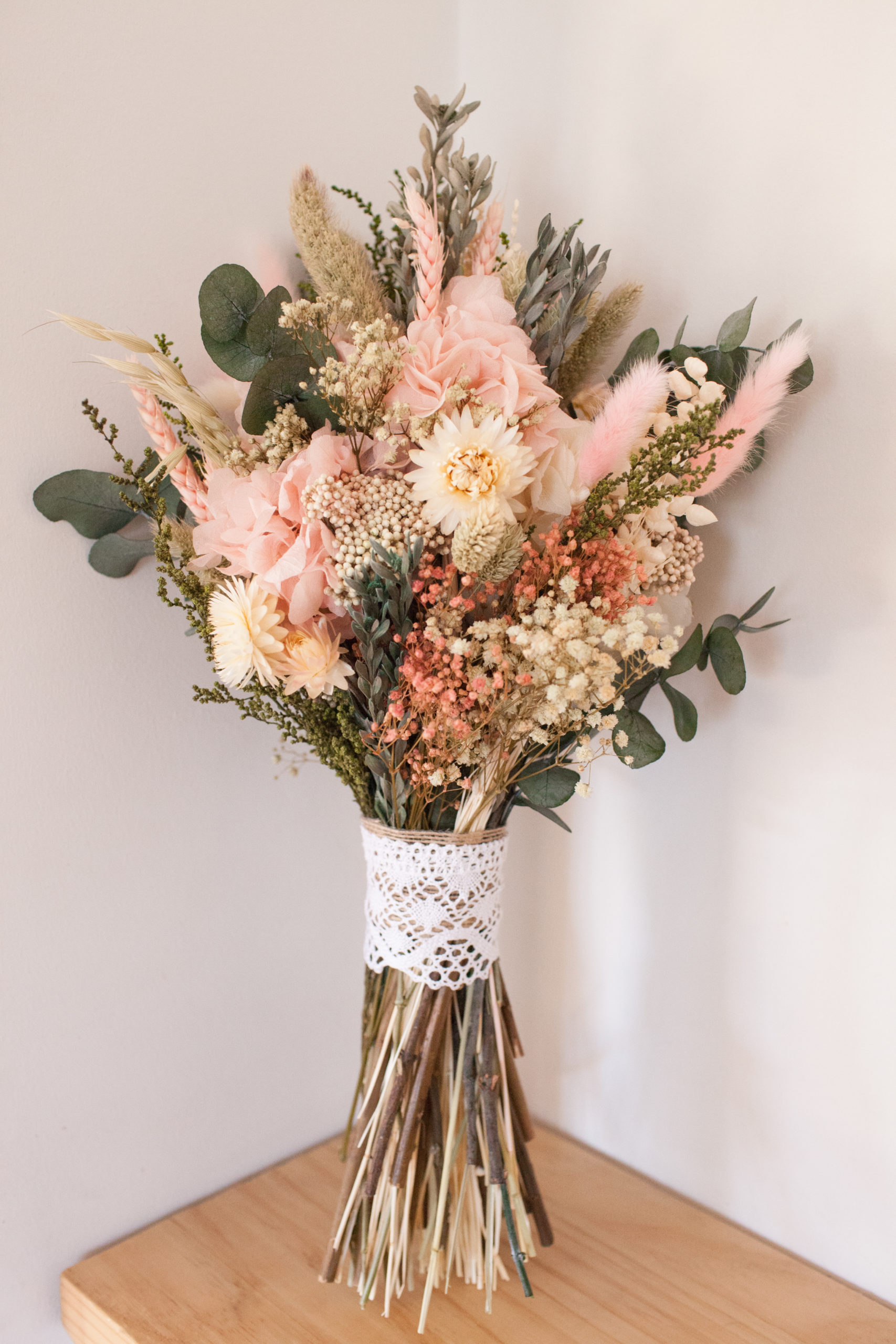 Ramito con hortensia y flores silvestres en tonos suaves