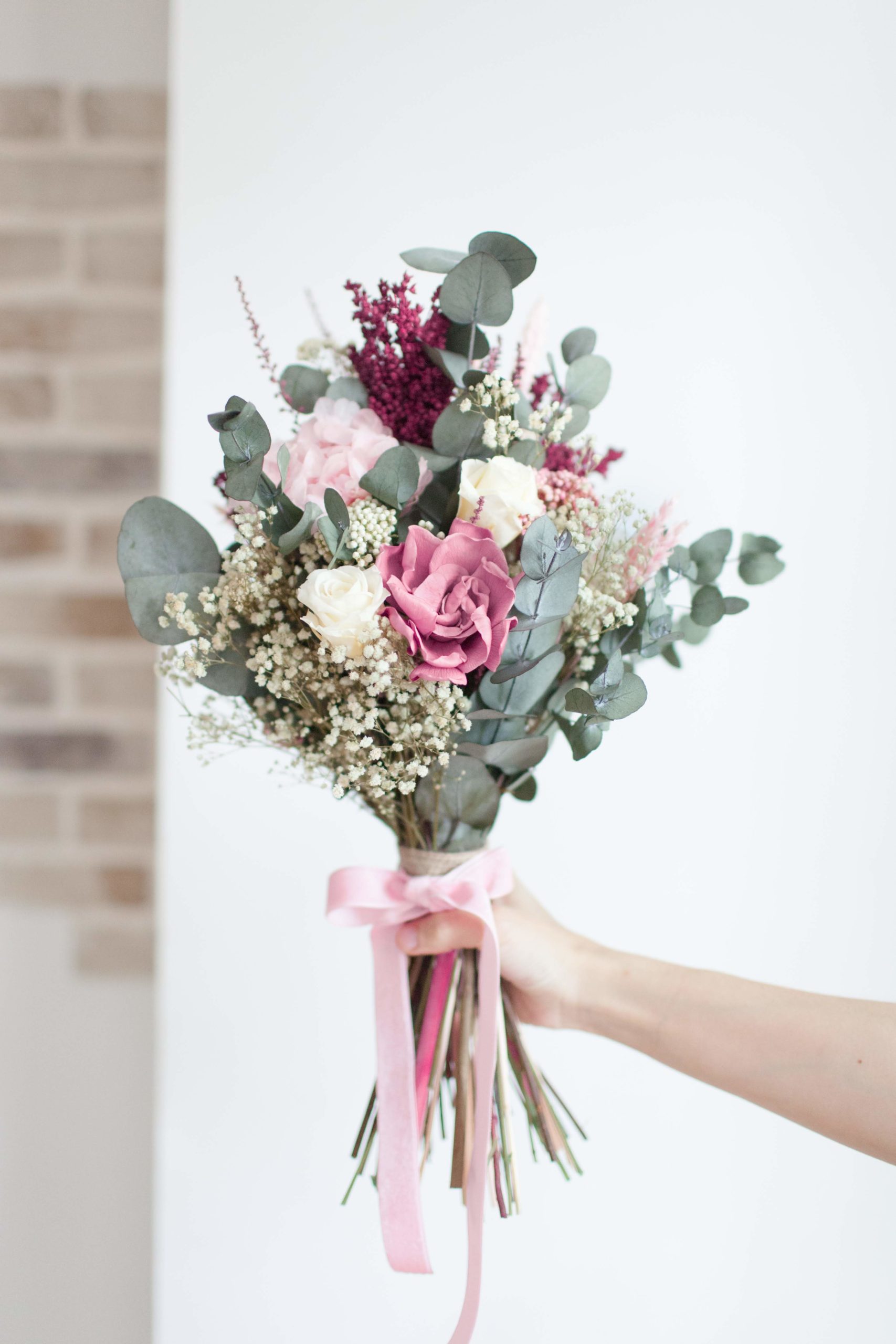 Ramo De Flores Preservadas Con Toques Rosa eucaliptus Y Flores Silvestres 