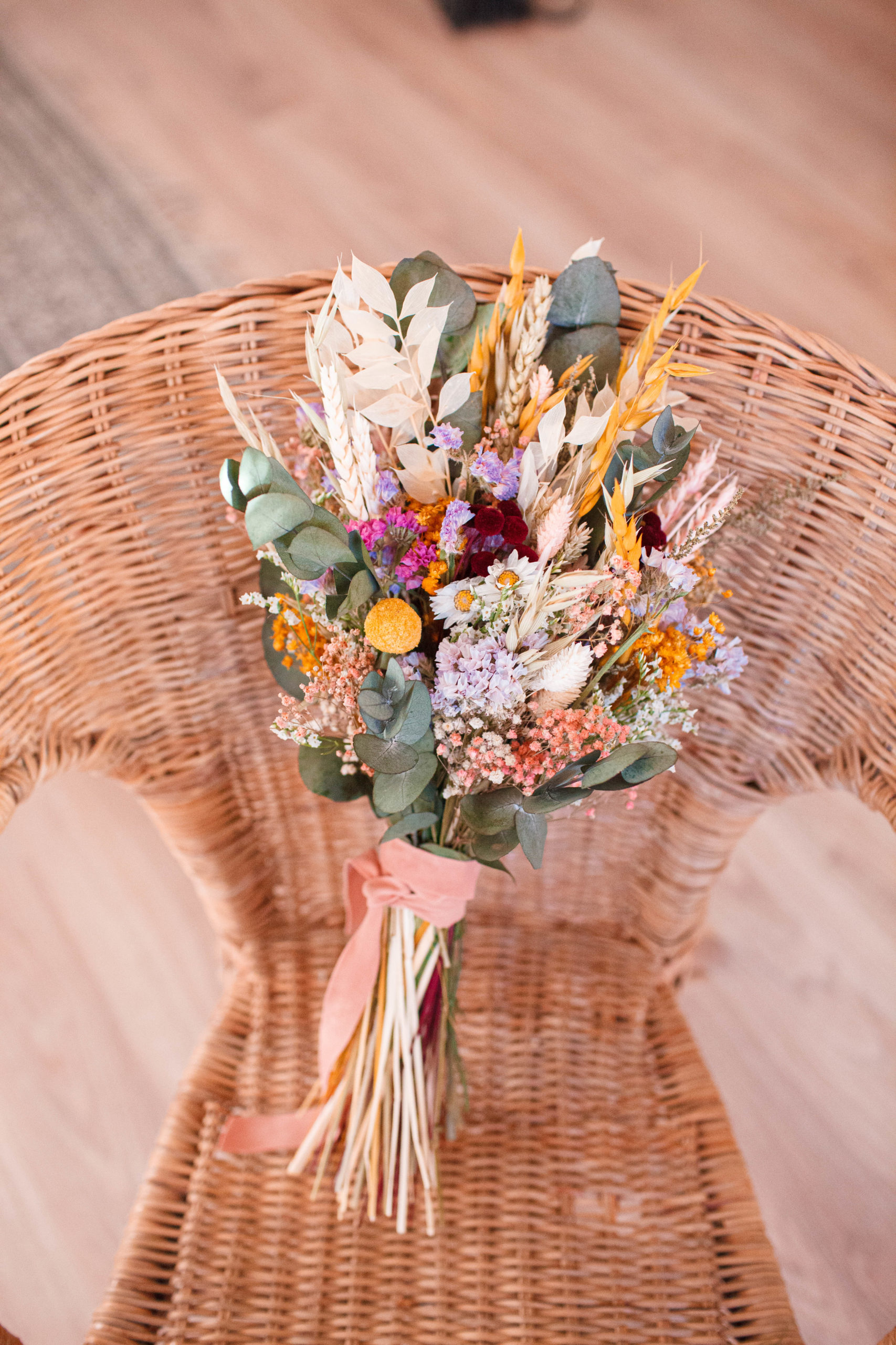 Ramo de flores preservadas estilo silvestre de tonos pastel